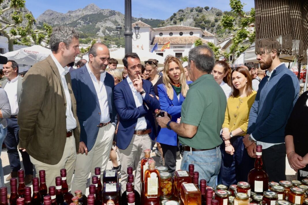 En la Plaza de España de Grazalema se celebra 'Saborea el campo' con una veintena de expositores de productos agroalimentarios gaditanos